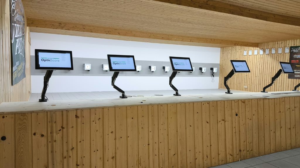Vorschaubild der neu ausgestatteten Luftdruckhalle mit Anlagen von Disag. Zu sehen auf dem Bild sind Tablets von Disag mit der Betriebssoftware OpticScore und im Hintergrund die neuen dazugehörigen Messrahmen.